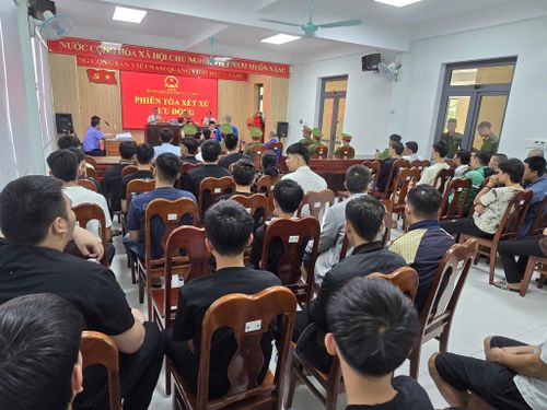 Phiên tòa thu hút rất đông người đến tham dự.