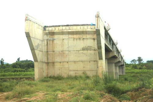 Cầu Mô Vĩnh được kỳ vọng tạo động lực phát triển kinh tế cho người dân hai bên sông Rộ.