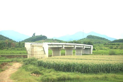 Cầu Mô Vĩnh bắc qua sông Rộ đã cơ bản hoàn thành nhưng chưa thể đưa vào sử dụng do thiếu đường dẫn hai đầu cầu.
