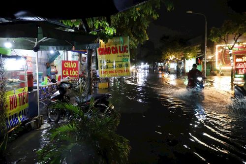 TP.HCM vẫn còn nhiều tuyến đường ngập mỗi khi mưa lớn.