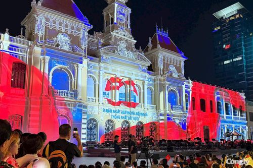 3D Mapping trước trụ sở UBND thành phố.