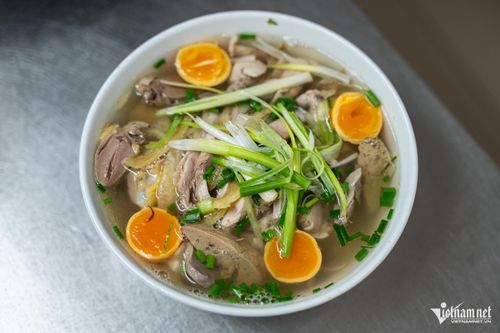 Bát phở gà đầy đủ thịt đùi, thịt lườn, trứng non, gan có giá 80.000 đồng. Ảnh: Huy Nguyễn