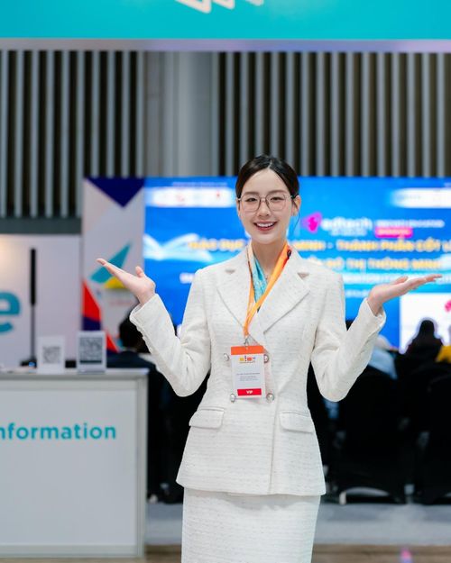Bảo Ngọc thuộc số ít người đẹp xây dựng thành công hình tượng trí thức. Ảnh: FBNV
