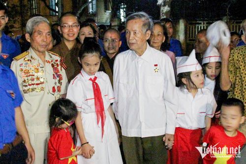 Đại tá La Văn Cầu lúc sinh thời cùng cựu chiến binh và người dân đến nhà Đại tướng Võ Nguyên Giáp đúng dịp kỷ niệm Chiến thắng Điện Biên Phủ
