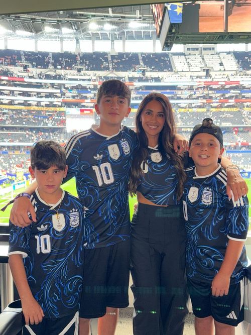 Antonela Roccuzzo cùng các con trên khán đài.