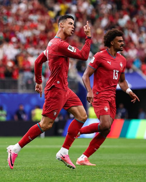 Ronaldo sau màn lập đại công.
