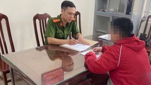 Công an làm việc với shipper hành hung nữ khách hàng. Ảnh: Linh Nhi