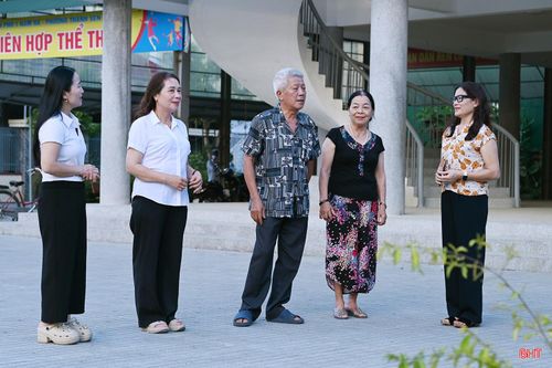 Cán bộ Phòng Văn hóa - Xã hội, UBND phường Thành Sen phối hợp với cán bộ các TDP khảo sát thực tế, đánh giá hiện trạng từng công trình để lựa chọn những nhà văn hóa phù hợp làm nơi sinh hoạt của các TDP mới.