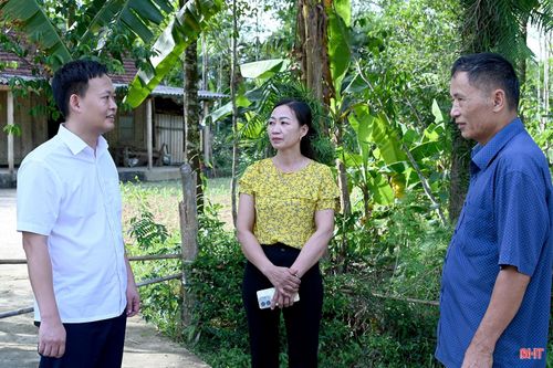 Lãnh đạo Phòng Văn hóa - xã hội, UBND xã Hương Đô (người ngoài cùng bên trái) trò chuyện, nắm bắt tâm tư, nguyện vọng của người dân trên địa bàn về việc lựa chọn nhà văn hóa thôn sau sắp xếp.