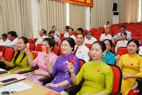 Đại biểu HĐND xã Thạch Hà biểu quyết thông qua nghị quyết tại kỳ họp.
