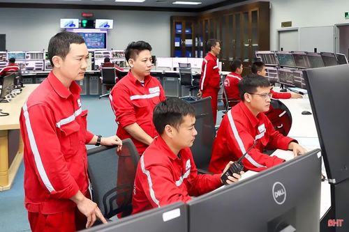 Công nhân làm việc tại Phòng điều khiển trung tâm của Nhà máy Nhiệt điện Vũng Áng 1. Ảnh: Thu Phương