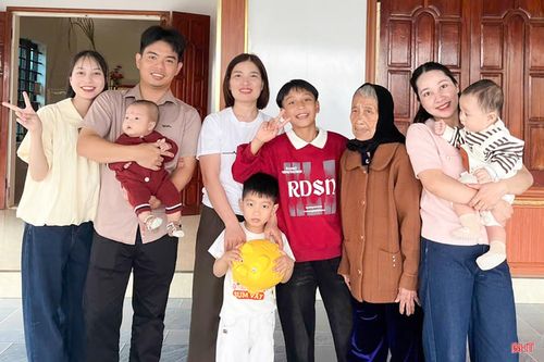 Chị Đào Thị Yến (ngoài cùng bên trái) lựa chọn xa gia đình để đổi lấy cơ hội kiếm tiền tốt hơn.