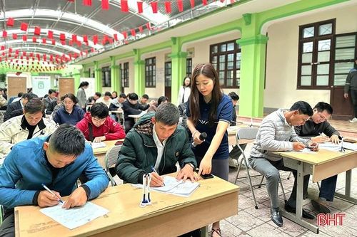  Người lao động sẽ được tư vấn, giới thiệu việc làm tại các doanh nghiệp uy tín tại các phiên giao dịch việc làm. Trong ảnh: Phiên tuyển dụng lao động của VinFast Hà Tĩnh vào ngày 12/2/2026. 