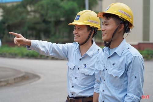  Anh Nguyễn Trọng Giáp (bên trái) từng mang trong mình suy nghĩ “phải đi xa mới có thu nhập”. 