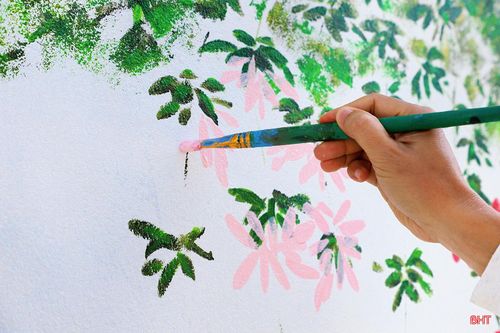 Những bức bích họa được thực hiện rực rỡ sắc màu, tái hiện sinh động nét đặc trưng của làng chài Cửa Nhượng qua hình ảnh các loài hải sản quen thuộc như cua, cá, tôm...