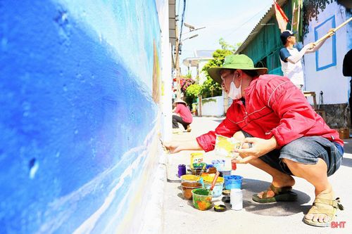 Tuyến đường trục thôn dài hơn 500m, nơi có khoảng 40 hộ dân sinh sống được lựa chọn để thực hiện các bức bích họa. Trước khi triển khai vẽ "làng bích họa", chính quyền địa phương đã tổ chức lấy ý kiến người dân và nhận được sự đồng thuận, ủng hộ cao.