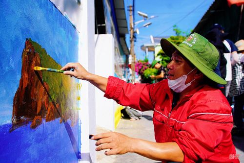 Những bức bích họa được kỳ vọng sẽ tạo nên không gian check-in hấp dẫn, thu hút du khách khi về với làng chài ven biển Hà Tĩnh.