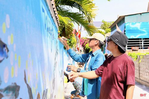  Tiến sĩ Phan Lê Chung – Phó Bí thư Đảng ủy Trường Đại học Nghệ thuật, Đại học Huế cho biết: “Đến với làng chài Cửa Nhượng, chúng tôi đã khảo sát thực tế, tìm hiểu đời sống và lựa chọn những hình ảnh mang đậm nét đặc trưng của địa phương để đưa vào bích họa. Trong quá trình thực hiện, đoàn nhận được sự hỗ trợ nhiệt tình từ chính quyền và người dân địa phương. Hy vọng rằng những nét vẽ của thầy trò sẽ góp phần tạo nên một "làng bích họa" mang dấu ấn riêng của Hà Tĩnh". 