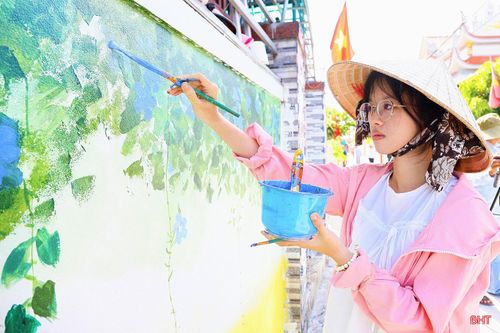  Sinh viên Đào Lê Như Ngọc chia sẻ: “Chuyến đi đến làng chài Cửa Nhượng mang lại cho em nhiều trải nghiệm ý nghĩa. Em rất vui khi được góp một phần công sức làm đẹp cảnh quan nơi đây. Hy vọng những bức bích họa sẽ tạo thêm điểm nhấn, thu hút du khách và mang đến những không gian trải nghiệm, chụp ảnh hấp dẫn. Đây cũng là cơ hội để sinh viên chúng em được thực hành, vận dụng và nâng cao những kiến thức đã học". 