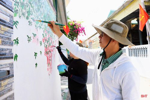 Từ sáng sớm 24/6, các giảng viên, sinh viên Trường Đại học Nghệ thuật, Đại học Huế đã vượt quãng đường hơn 300 km đến với làng chài Cửa Nhượng. Để tạo nên những bức bích họa mang đậm dấu ấn địa phương, đoàn đã khảo sát thực tế, tìm hiểu đời sống, văn hóa của người dân làng biển, từ đó lựa chọn những hình ảnh đặc trưng để đưa vào các tác phẩm.
