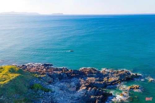 Những triền núi vươn mình ra biển tạo nên cảnh quan đặc sắc, làm nên nét riêng hiếm nơi nào có được.