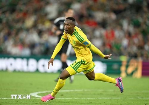 Thapelo Maseko tỏa sáng đưa Nam Phi vào vòng 1/16 World Cup 2026. (Ảnh: AFP/TTXVN)