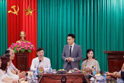 Đạo diễn Victor Vũ trong buổi làm việc với lãnh đạo tỉnh. (Ảnh: PV/Vietnam+)