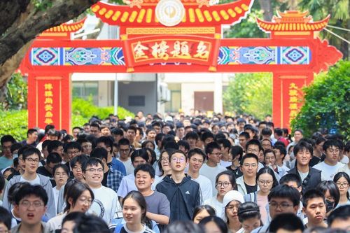 Các thí sinh rời điểm thi kỳ thi tuyển sinh đại học quốc gia tại thành phố Nam Kinh, tỉnh Giang Tô, miền Đông Trung Quốc, ngày 7/6. Ảnh: Tân Hoa xã