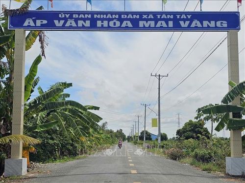 Đường sá ở ấp Mai Vàng, xã Tân Tây khang trang, giúp người dân ngày đi lại thuận tiện.