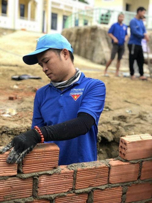 Anh Hiên Cuôn cùng "biết đội xây nhà" đồng hành cùng nhau xây dựng nhiều mái ấm hạnh phúc cho bà con vùng cao.