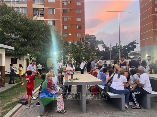 Người dân sơ tán ra ngoài trời sau các trận động đất tại Caracas, Venezuela ngày 24/6/2026. Ảnh: THX/TTXVN