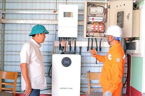 Nhân viên ngành điện hướng dẫn người dân vận hành hệ thống điện mặt trời mái nhà.