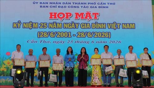 9 gia đình tiêu biểu nhận Bằng khen của Chủ tịch Ủy ban nhân dân thành phố Cần Thơ.