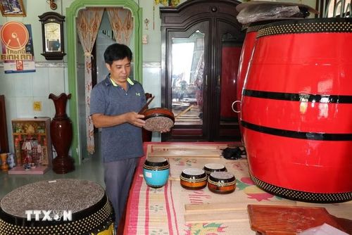 Sản phẩm trống của làng nghề Bình An rất phong phú và đa dạng. Ảnh: Bùi Giang/TTXVN