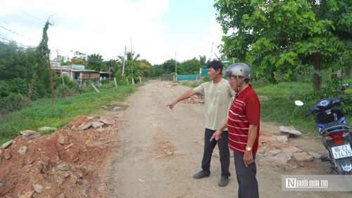  Người dân và Trưởng Khu phố Tiến Bình chỉ về con đường dẫn vàn bãi rác Bình Tú. 