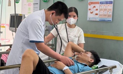 Bác sĩ Dũng khám cho một bệnh nhân nhập viện do nắng nóng (Ảnh: Lê Nga).