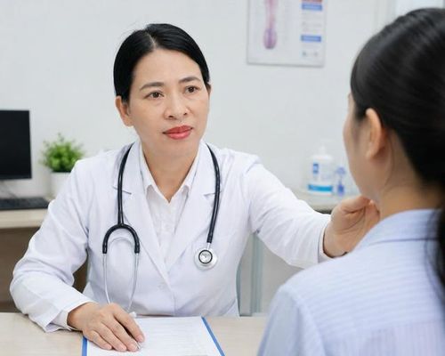 BS.CKII Phạm Thị Trà Giang - Trưởng khoa Cấp cứu, Bệnh viện Thanh Nhàn tư vấn cho bệnh nhân (Ảnh: BVCC).