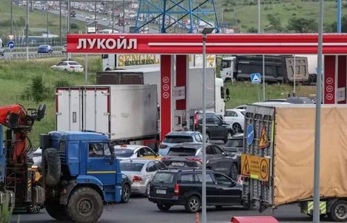 Sau khi Ukraine tập kích các kho xăng và nhà máy lọc dầu, xăng ở Nga đã trở nên khan hiếm. Trong ảnh: cảnh xe ô tô chờ mua xăng ở một trạm bán xăng dầu. Ảnh: Worldjournal.