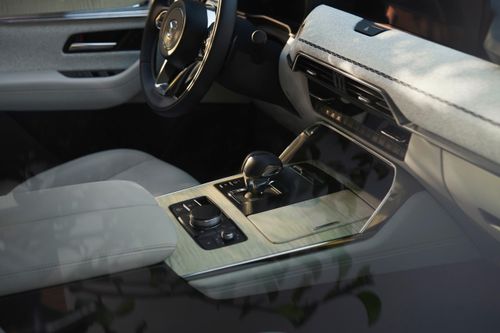 Nội thất CX-90 cao cấp với các vật liệu như gỗ maple, da cao cấp, vải dệt thủ công và những đường chỉ khâu Kakenui đặc trưng.