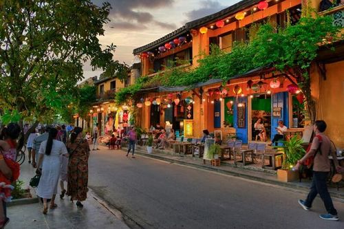 Du khách đổ về phố cổ Hội An.