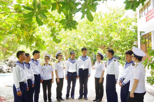 Nữ quân nhân Học viện Hải quân tâm sự cùng chiến sĩ đảo Song Tử Tây.