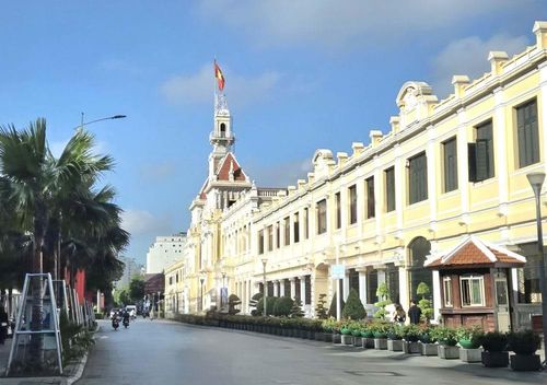 Trụ sở UBND TP.HCM nhìn từ giao lộ Lê Thánh Tôn - Đồng Khởi sau khi mở rộng cánh phải (từ ngoài nhìn vào) từ năm 2014.