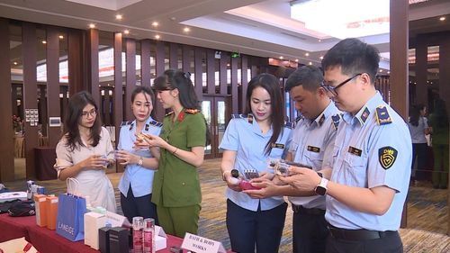 Đại biểu tham quan, tìm hiểu thực tế các mẫu hàng thật, hàng giả của các nhãn hàng được trưng bày tại hội nghị.