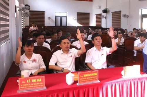 Các đại biểu biểu quyết thông qua nghị quyết tại kỳ họp.