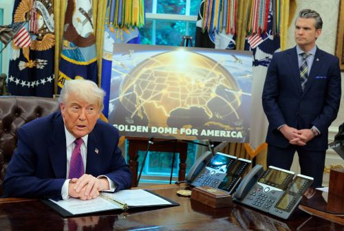 Tổng thống Donald Trump và Bộ trưởng Quốc phòng Pete Hegseth tại Phòng Bầu dục ở Nhà Trắng. Ảnh: CNN
