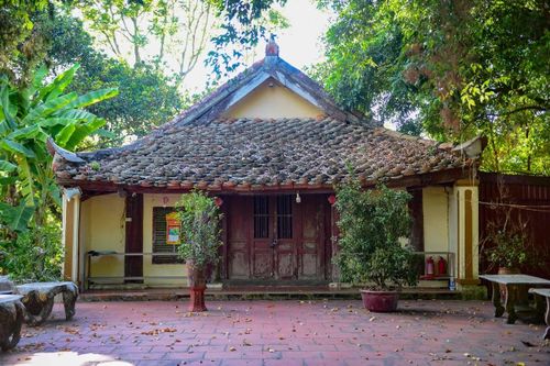 Hiện nay, bên trong khu thành chỉ còn lại một gian nhà thờ tự rộng chưa đầy 100m2. Đây là gian nhà trung tâm, từng kết nối tiền đường, trung đường và nhà chánh tổng phía sau.