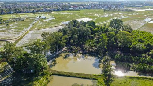 Đền thờ Nguyễn Văn Nghi tọa lạc trên diện tích khoảng 38.000m2, nằm biệt lập giữa cánh đồng rộng lớn. Theo sử liệu, công trình được xây dựng năm 1617 để tưởng nhớ công lao của Phúc Khê tướng công Nguyễn Văn Nghi, một danh thần nổi tiếng thời Hậu Lê. Với những giá trị đặc biệt về lịch sử, văn hóa và kiến trúc nghệ thuật, năm 1990 đền thờ đã được xếp hạng Di tích lịch sử - văn hóa cấp quốc gia.