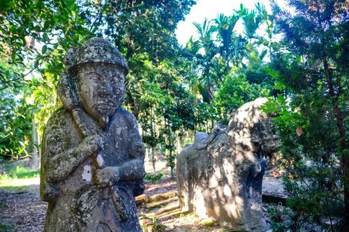 Hai bên lối đi, những pho tượng voi, ngựa, chó đá cùng tượng lính canh vẫn đứng uy nghiêm.
