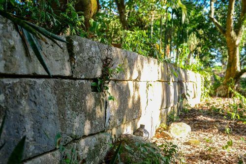 Trải qua hàng trăm năm mưa nắng, những phiến đá lớn vẫn được xếp khít lên nhau gần như nguyên vẹn.