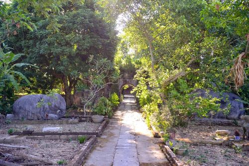 Bước qua cổng đền là con đường dẫn vào khu trung tâm.